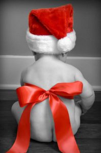 نمونه عکس هنری زیبا از کودک لخت در کریسمس