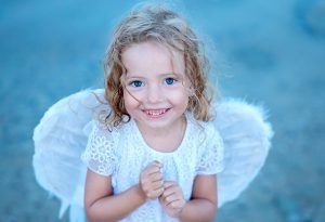 ایده خلاقانه بال فرشته برای عکاسی دختر کوچولوها