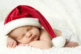 نوزاد خوابیده با کلاه کریسمس