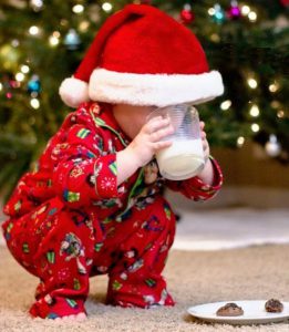 عکس کودک بامزه در کریسمس به همراه خوراکی