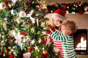 نمونه عکس لایف استایل کودک با درخت کریسمس