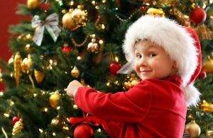 نمونه عکس ژست کودک با درخت کریسمس