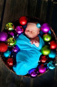 نمونه عکس نوزاد پیچیده در دکور کریسمس
