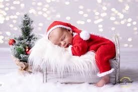 عکس نوزاد خوابیده با دکور کریسمس