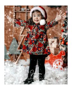 شادی بچه ها در دکور کریسمس آتلیه کودک