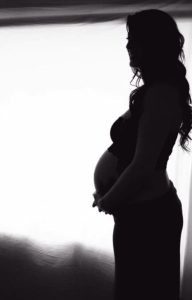 راهنمای آموزش ژست عکاسی برای آتلیه بارداری